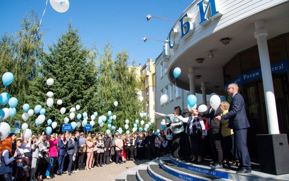 Запуск воздушных шаров в сквере «ТИСБИ»