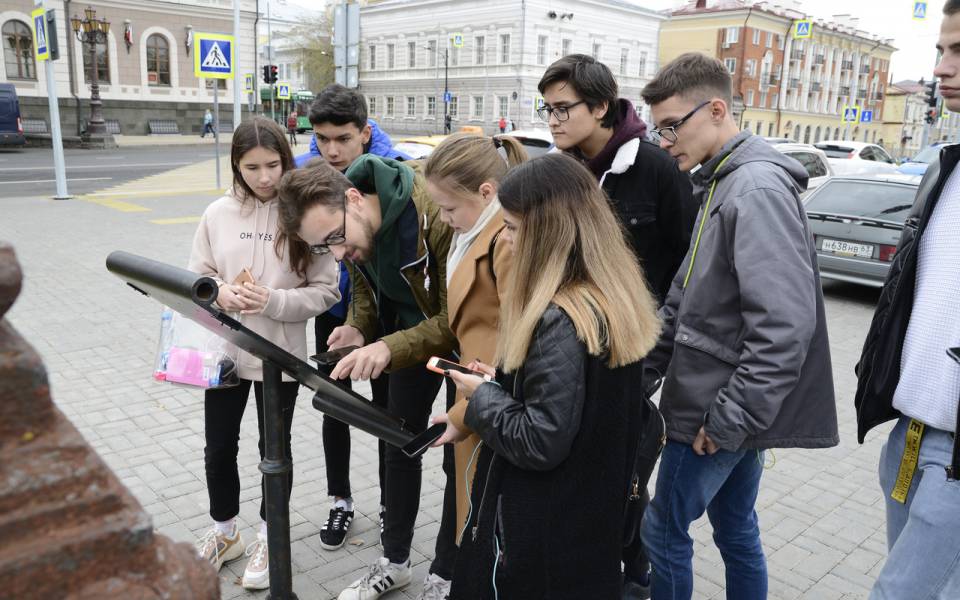 Студенты изучают историческую справку