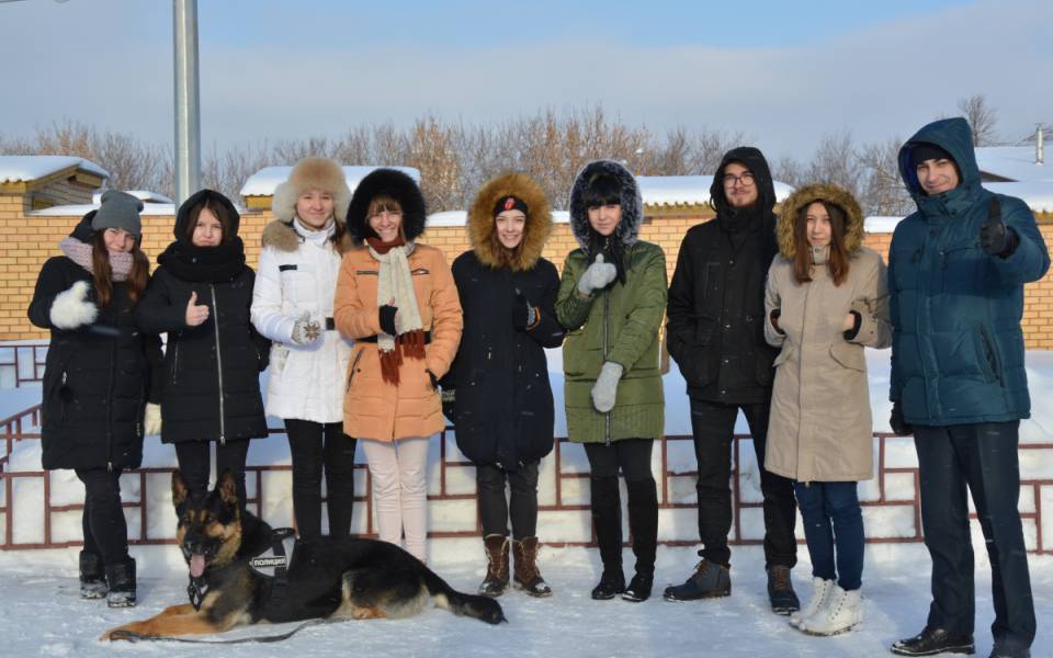 Студенты &laquo;ТИСБИ&raquo; позируют фотографу со&nbsp;служебной собакой